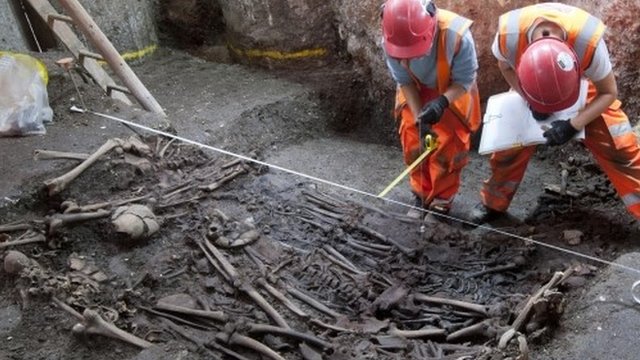 Crossrail archeologists working at burial site