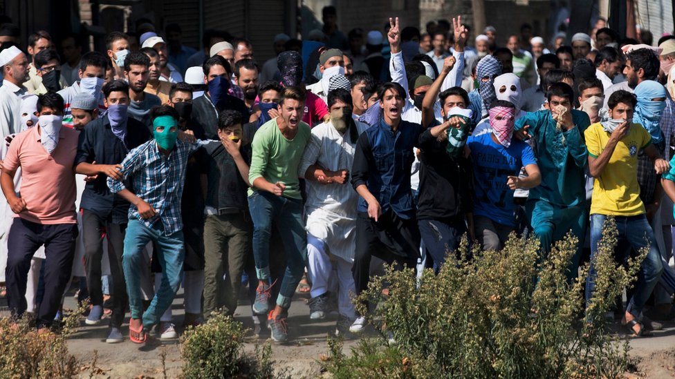Кашмирские мусульманские протестующие выкрикивают лозунги в поддержку Пакистана во время акции протеста после заупокойной молитвы по пакистанским солдатам, погибшим в результате перестрелки через границу, в Сринагаре, Кашмир, контролируемый Индией, пятница, 30 сентября 2016 г.