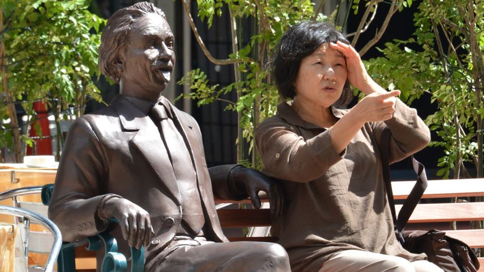 Un homenaje a Einstein en Tokio. La estatua evocaba una celebre foto...