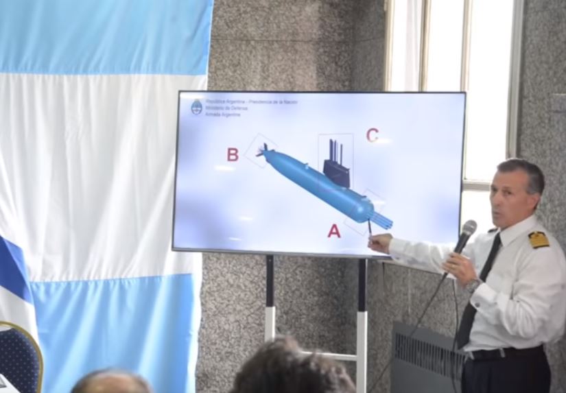 El capitán Enrique Balbi muestra los tres puntos donde fueron realizadas las fotografías: (a) proa, (b) hélice, (c) popa.