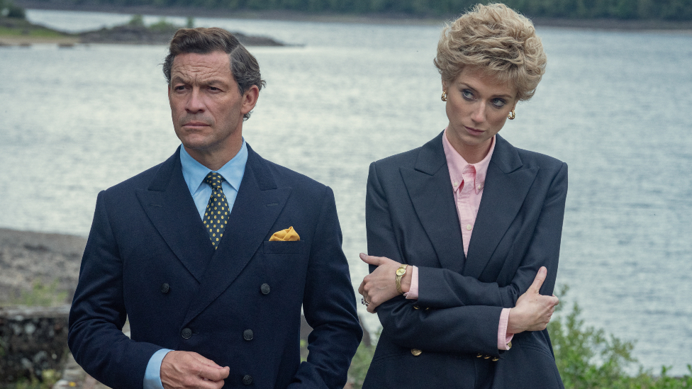 Dominic West and Elizabeth Debicki in The Crownn