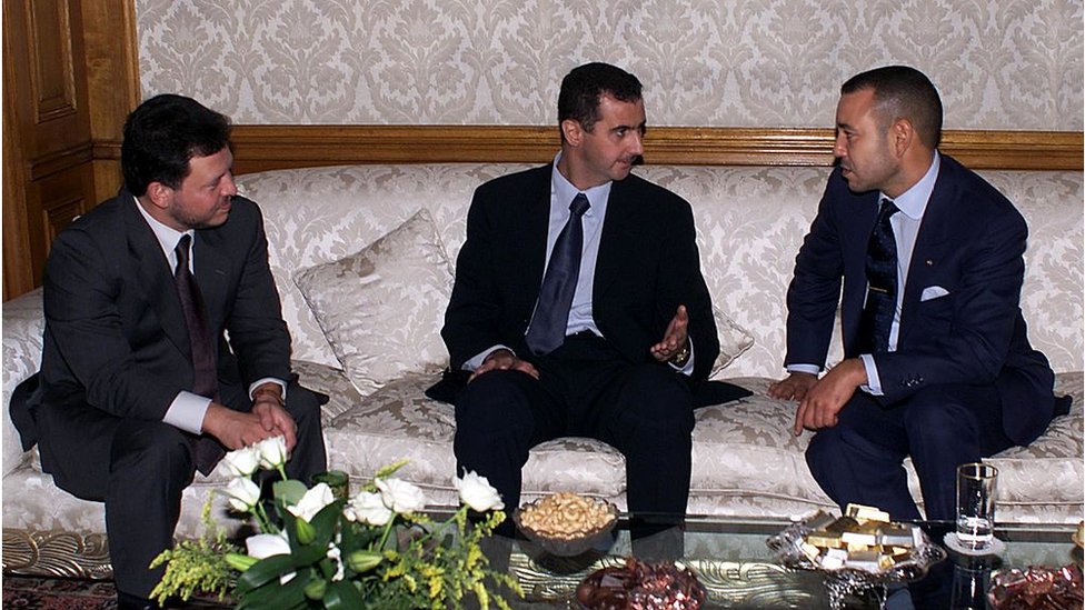 الملك محمد السادس ( يمينا) والرئيس الأسد والملك عبد الله الثاني خلال لقاء جمعهم في السفارة المغربية بالقاهرة عام 2000 عشية قمة عربية.