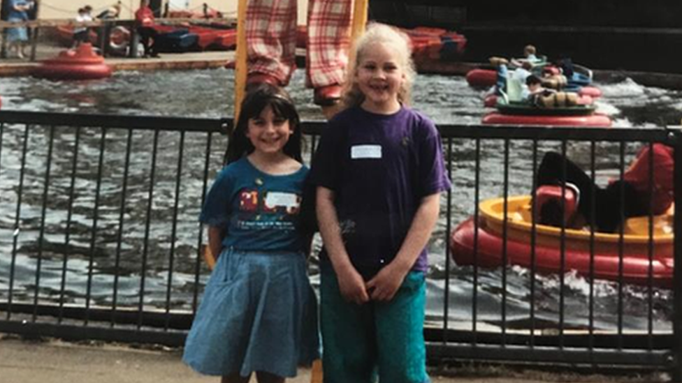 Люси Эллиот со своей подругой Кристиной Сэнсфорд в детстве в парке