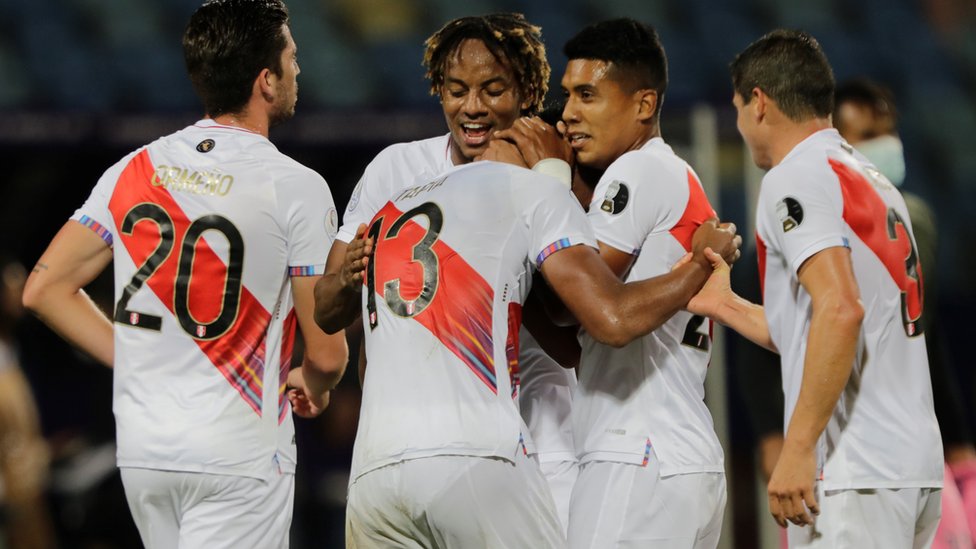 Jugadores de Perú celebran la victoria