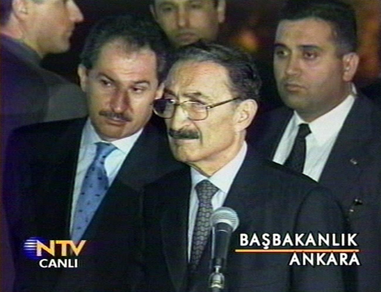 Ecevit, 12 Kasım 1999 tarihinde Düzce'de gerçekleşen depremin ardından gazetecilerin sorularını yanıtlıyor