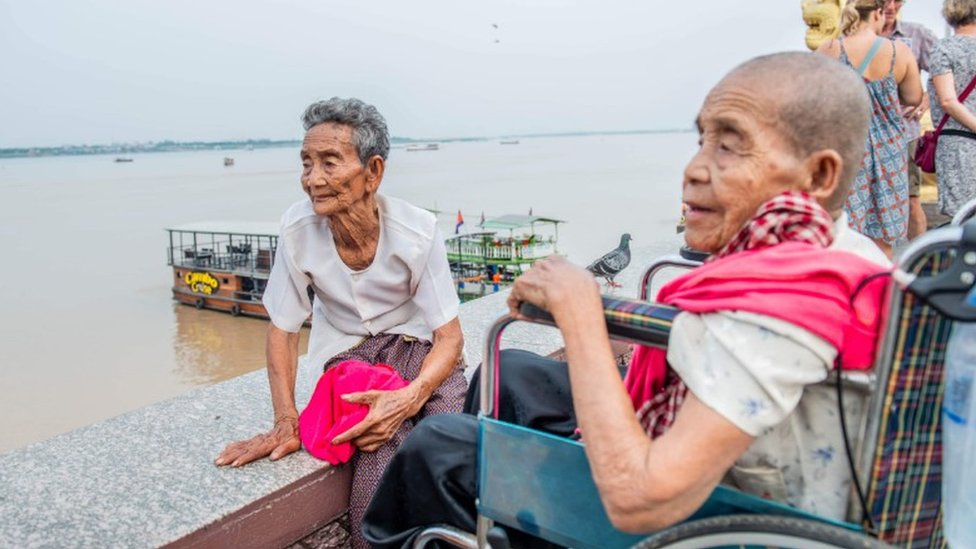 Бун Чеа (слева) и Бун Сен выходят на реку Тонлесап в Пномпене