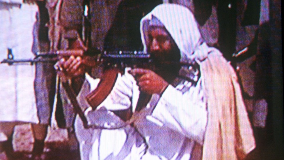 Esta foto de una imagen televisiva muestra a Osama Bin Laden en 2001. Osama Bin Laden