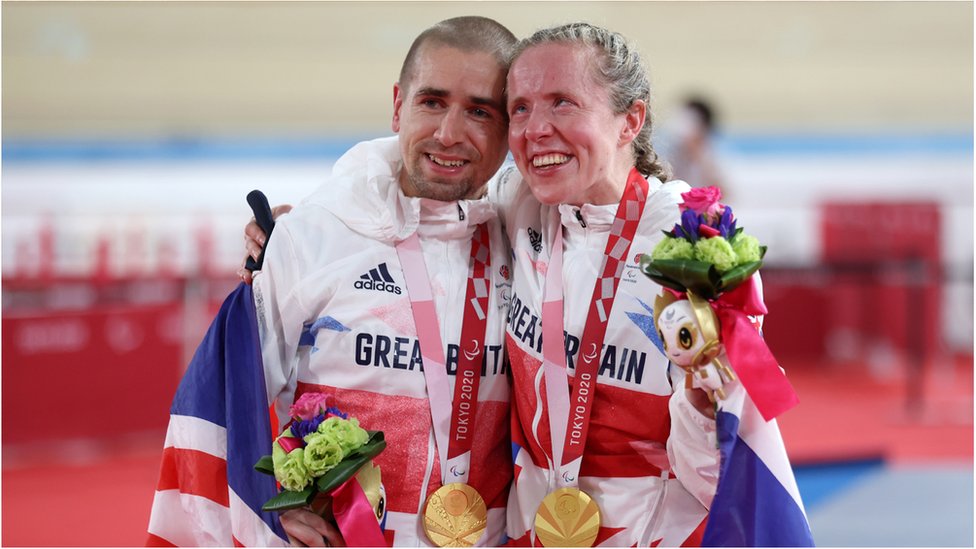 Os medalhistas de ouro Neil Fachie para o ciclismo de pista de Time Trial masculino B 1000m e Lora Fachie para o ciclismo de pista individual B 3000m feminino de perseguição no dia 4 dos Jogos Paralímpicos