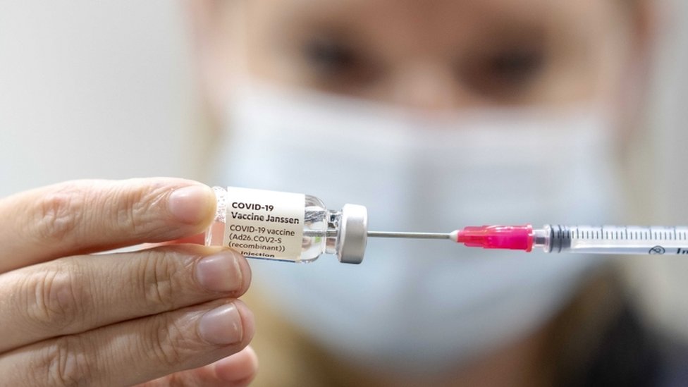 Mulher prepara dose de vacina da Janssen