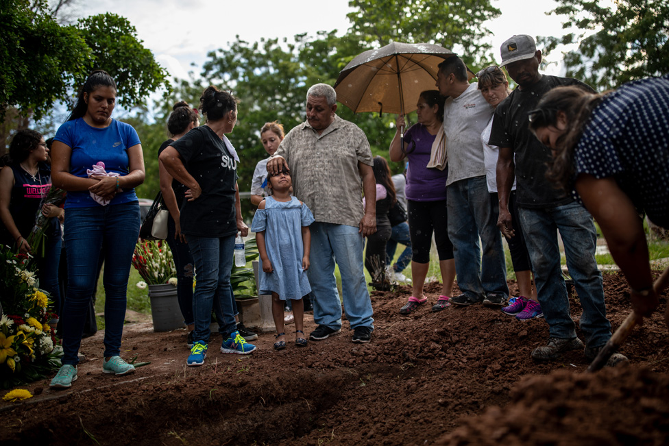 Familia y amigos en el entierro de Luis Alfredo Chávez en Los Mochis.