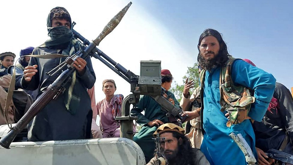 塔利班戰士坐在拉格曼省某街道上的一輛汽車上