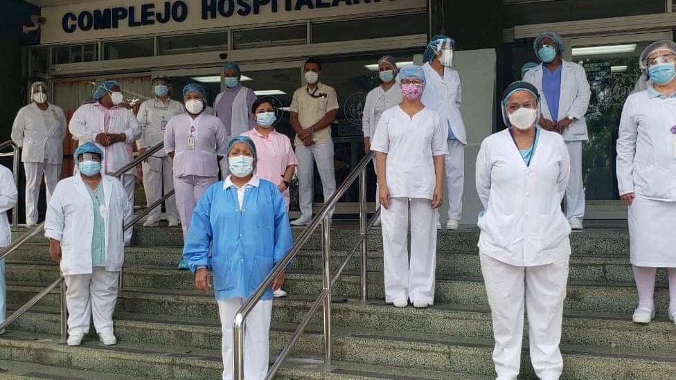 Enfermeras en Panamá posando frente a un hospital.
