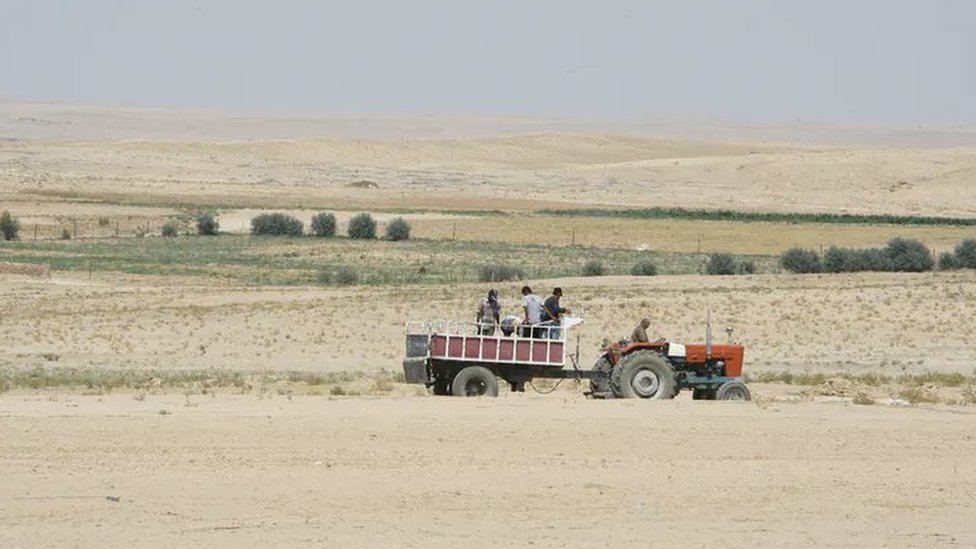 Agricultores viajando en un tractor en la región de Hasaka, Siria, afectada por la sequía, en 2010.