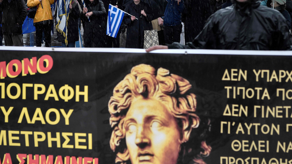 Pancarta con la imagen de Alejandro durante protestas en Grecia