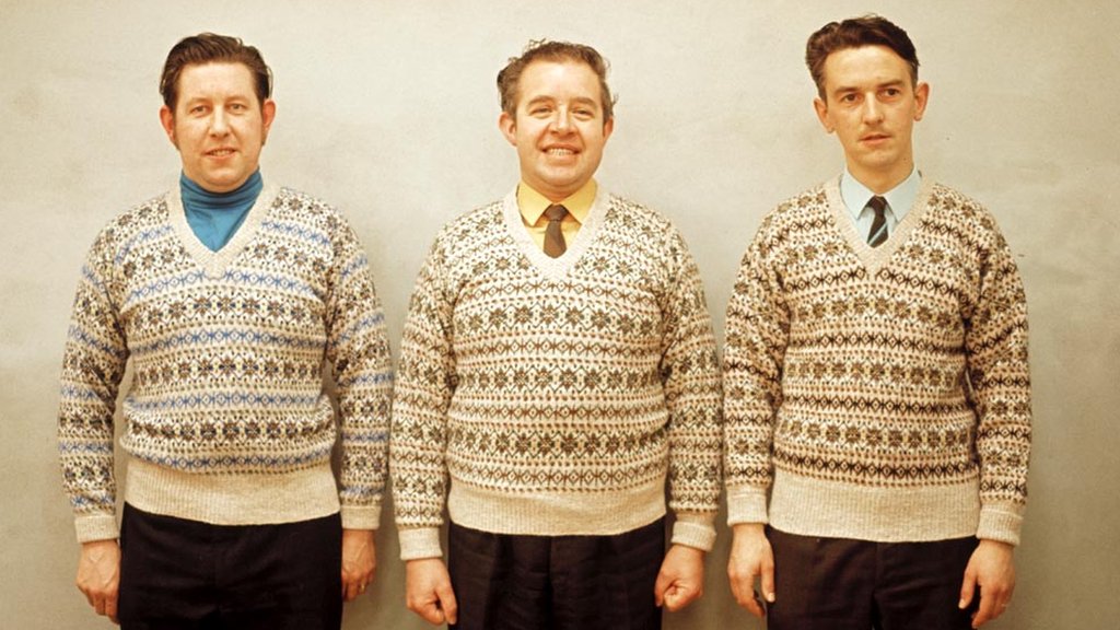 muškarci u istim džemperima