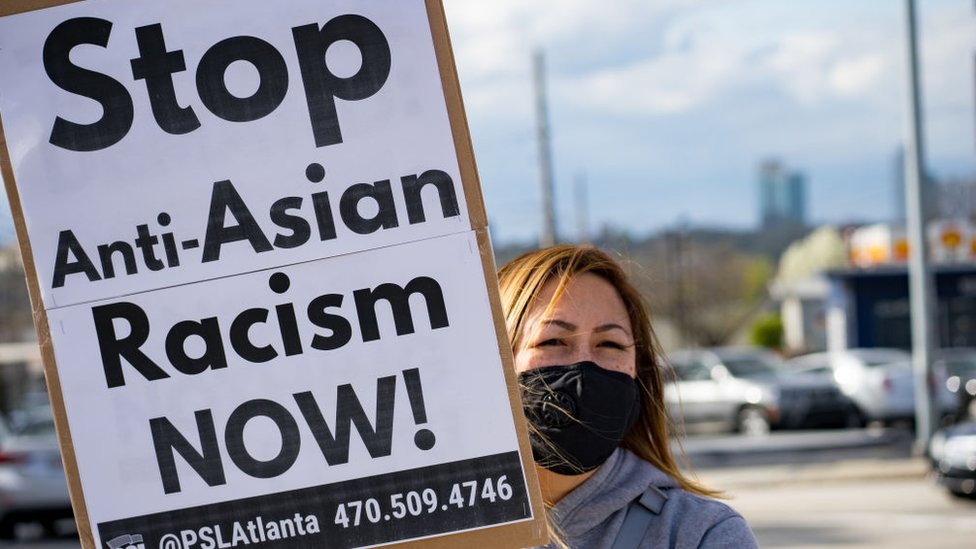 ناشطة تتظاهر ضد العنف الموجه ضد الآسيويين، الولايات المتحدة