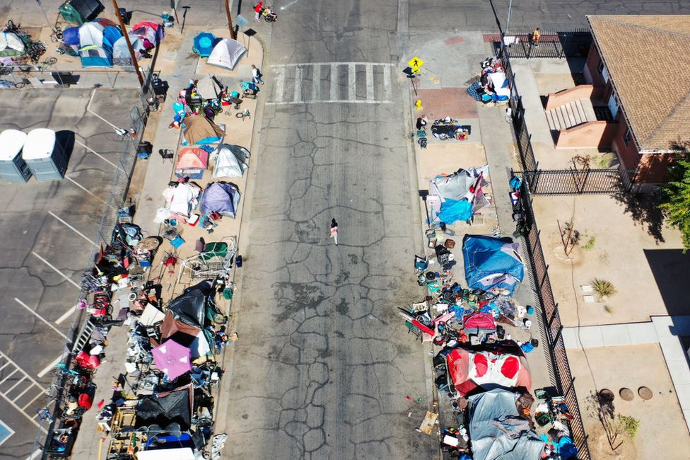 Vista aérea de un campamento de gente sin hogar bajo el sol en Phoenix, Arizona, en julio de 2022.