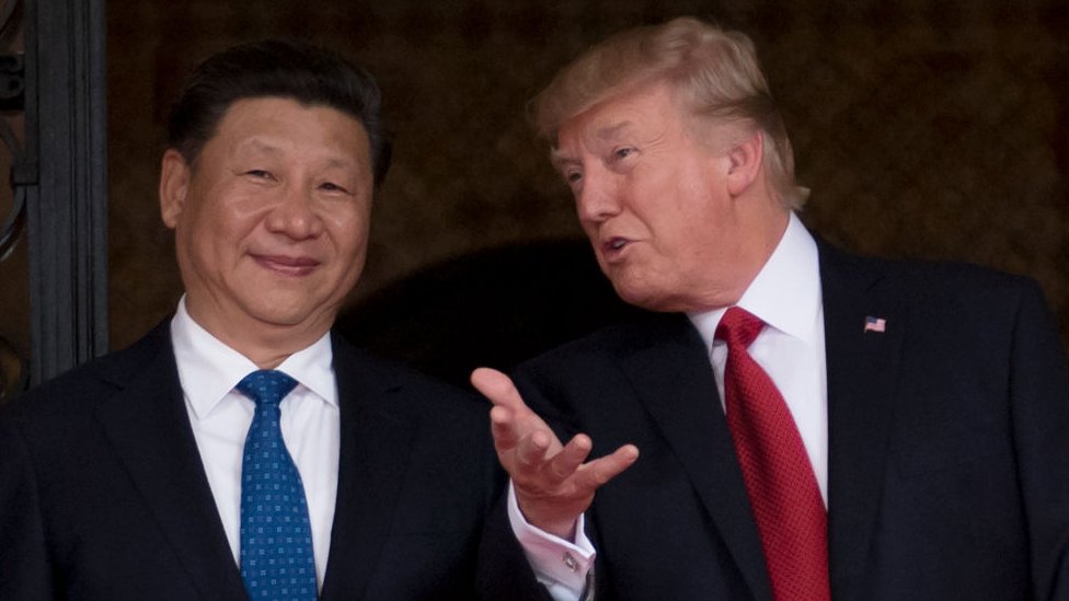 Donald Trump (derecha) junto a Xi Jinping, y Xi Jinping (izquierda) durante un encuentro que ambos mandatarios mantuvieron en Florida.