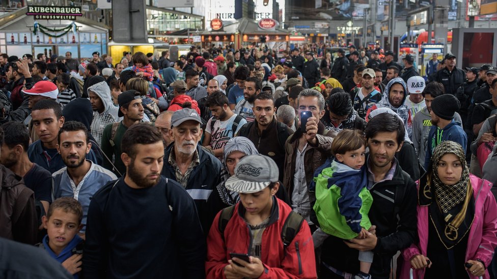 Беженцы проходят через главный вокзал Мюнхена, Германия