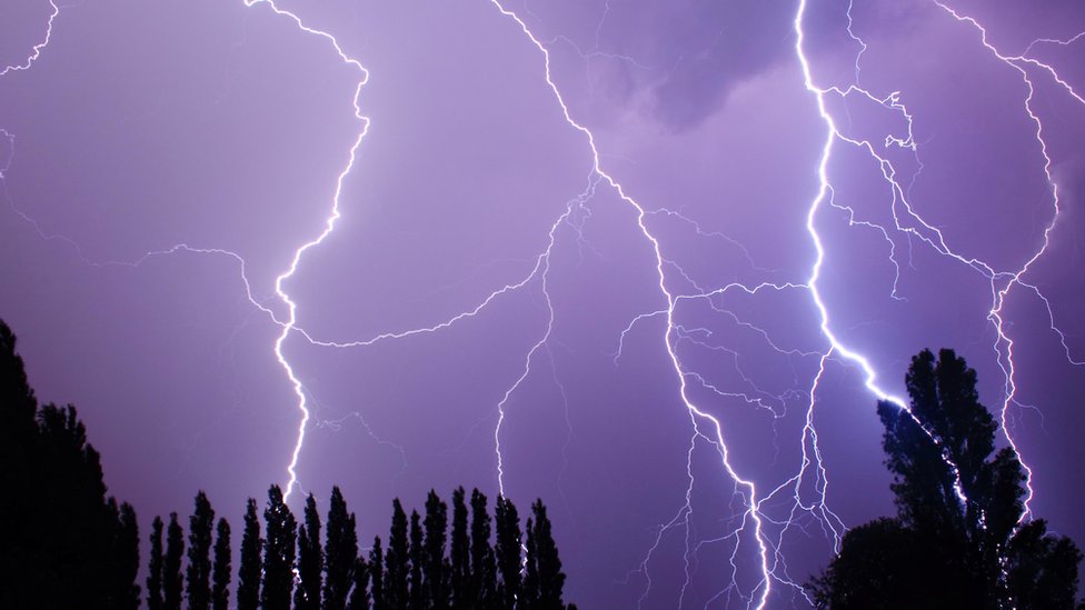 В шести регионах Казахстана объявили штормовое предупреждение