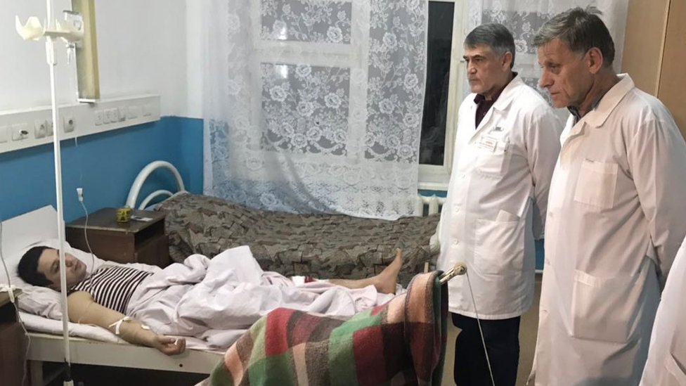 Врачи осматривают раненого в больнице после стрельбы возле церкви в Кизляр, Дагестан, Россия, 18 февраля 2018 г.