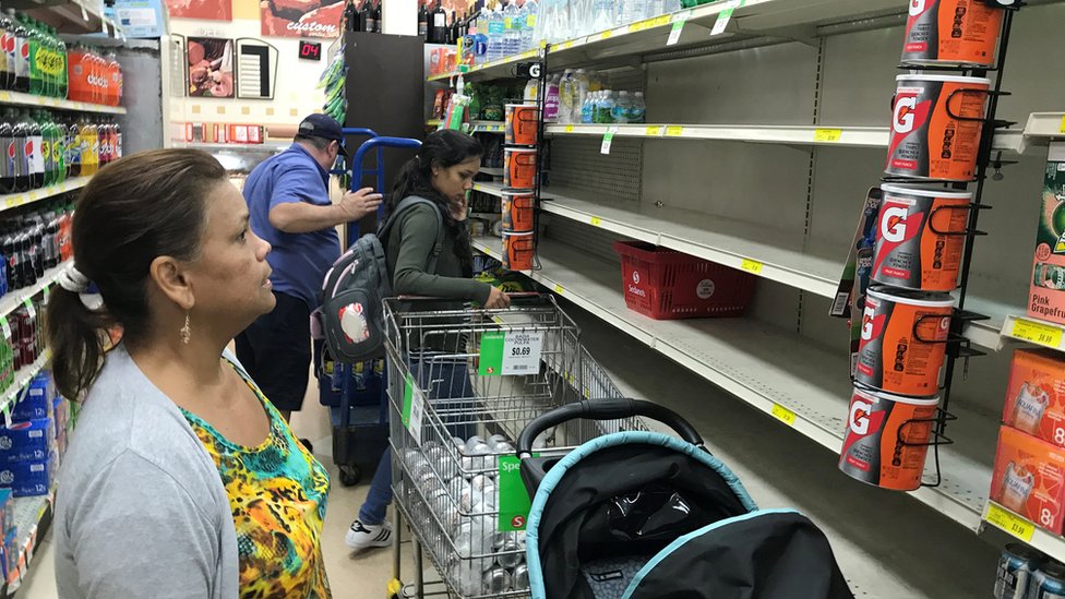 Supermercados de la mayoría de países que podrían verse afectados por el paso de Irma ya muestran estantes de víveres y agua vacíos, como en este de Miami, en Estados Unidos, a donde el huracán no llegaría hasta el fin de semana. Varias personas buscan víveres en un supermercado con estantes vacíos en Miami, Florida.