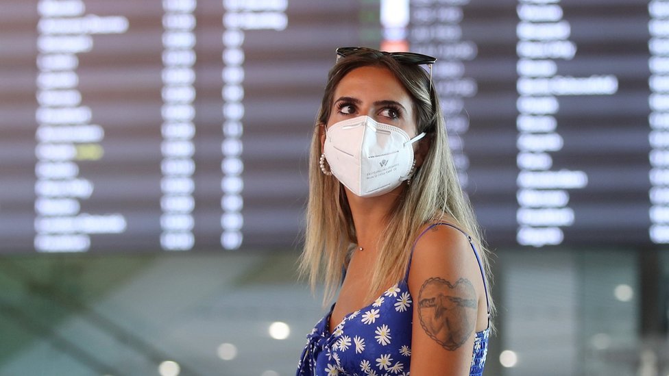 سائحة ترتدي قناع الوجه تنتظر في مطار سبليت الدولي في كرواتيا، 21 أغسطس/آب 2020