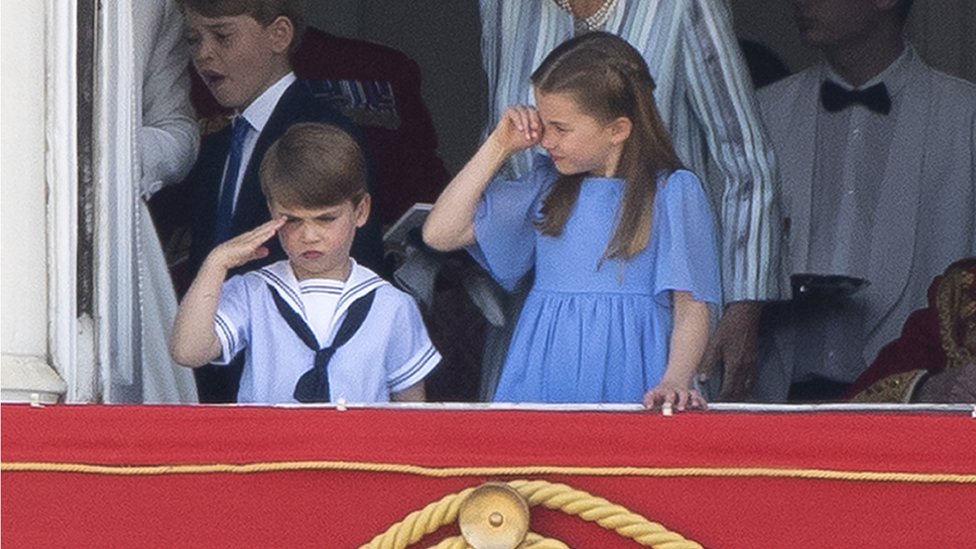 Princ Džordž, princ Luis i princeza Šarlot sa balkona posmatraju paradu