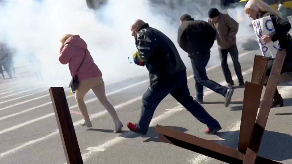 Građani Hersona beže pošto su ruske trupe razbile protest