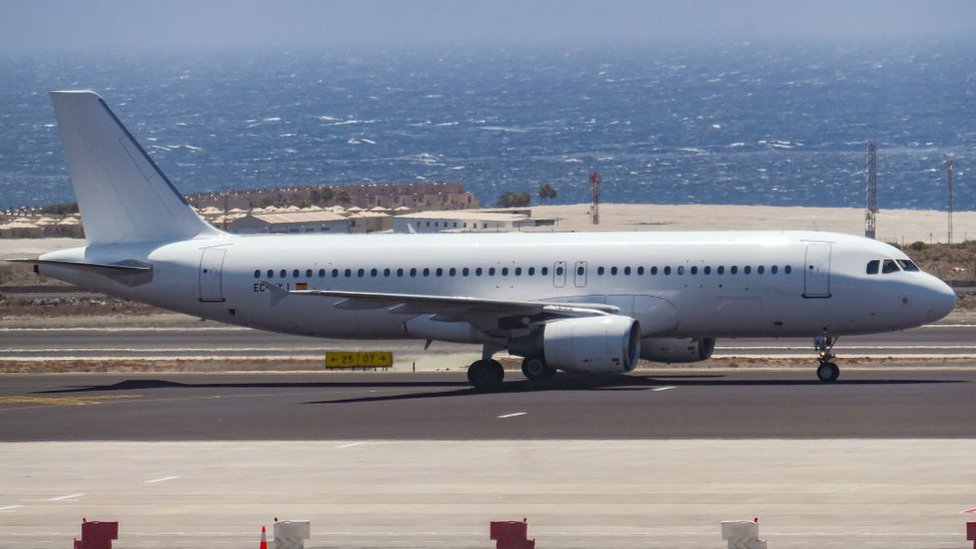 Un Airbus A320 en la pista de aterrizaje.