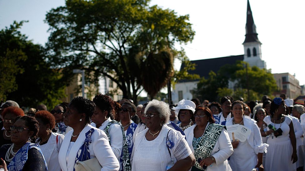 Скорбящие собираются на похороны преподобной Клементы Пинкни, убитой в результате массового расстрела в Чарльстоне в 2015 году