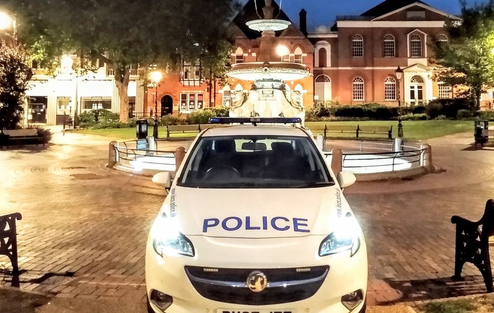 Полицейская машина припаркована в заброшенном центре Лестера