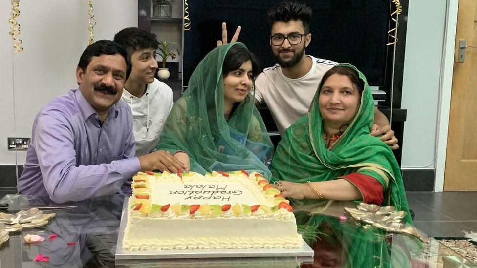 Малала празднует выпускной с семьей