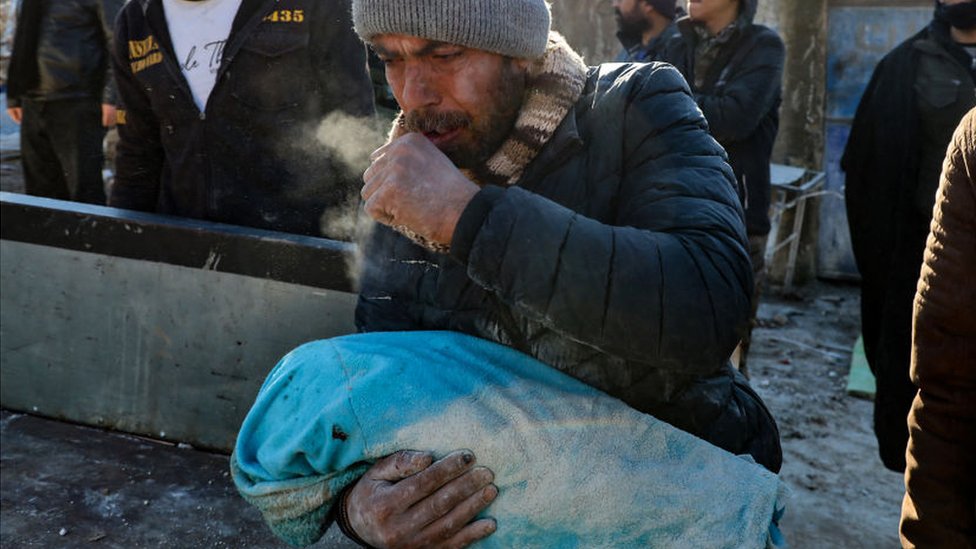 Землетрясения в Турции и Сирии: число жертв превысило 17 000, первая помощь прибыла в Идлиб