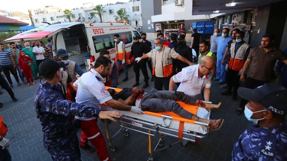 Servicios de emergencia palestinos trasladan a un herido.