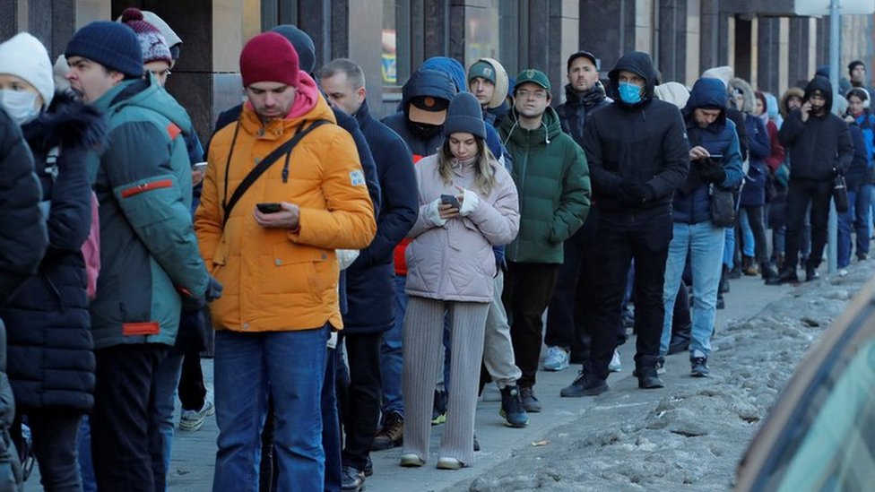 La gente hace cola para usar un cajero automático en San Petersburgo el domingo.