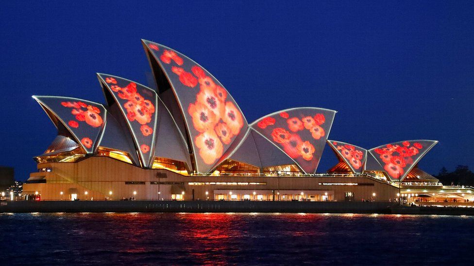 Amapolas rojas proyectadas sobre la Opera House de Sydney.