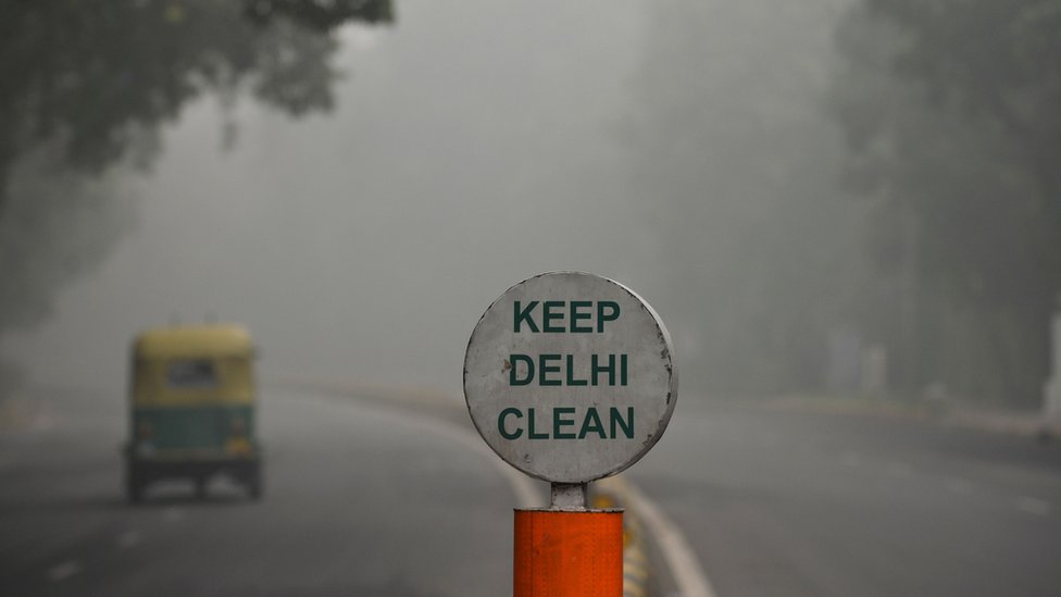 cartel que dice keep delhi clean, mantengamos a delhi limpia. cartel que dice keep delhi clean, mantengamos a delhi limpia.