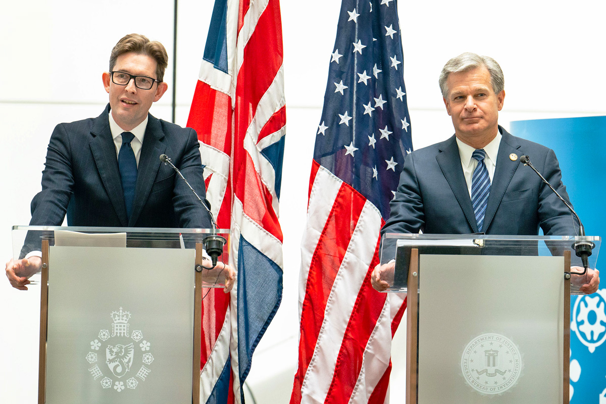 英國軍情五處處長肯·麥卡雷姆（左）和美國聯邦調查局局長克里斯托弗·雷（右）於7月6日在倫敦一同露面