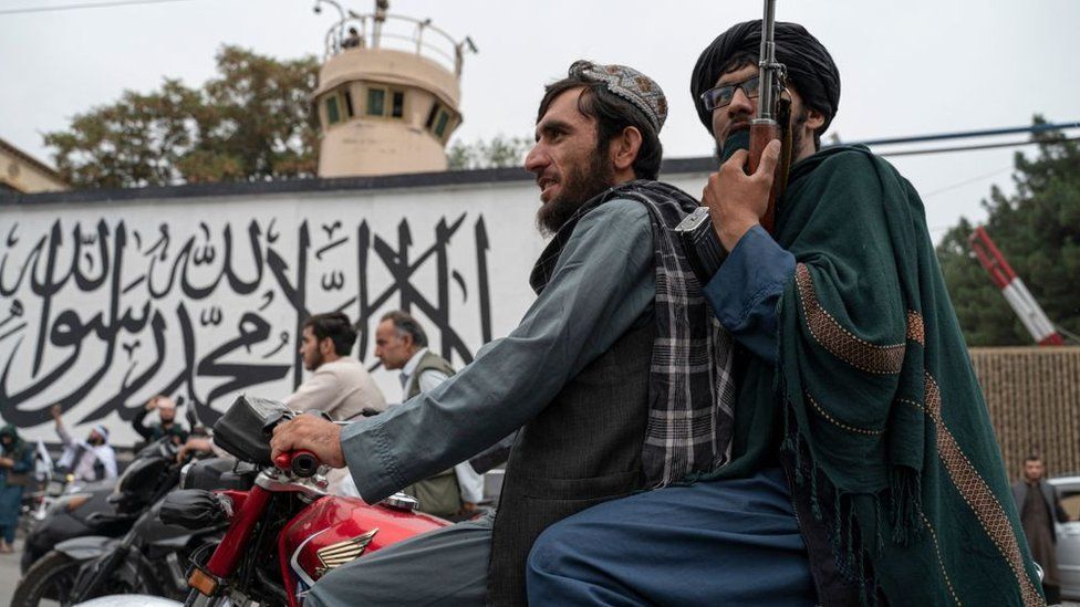 مقاتلان من طالبان على متن دراجة في كابل.