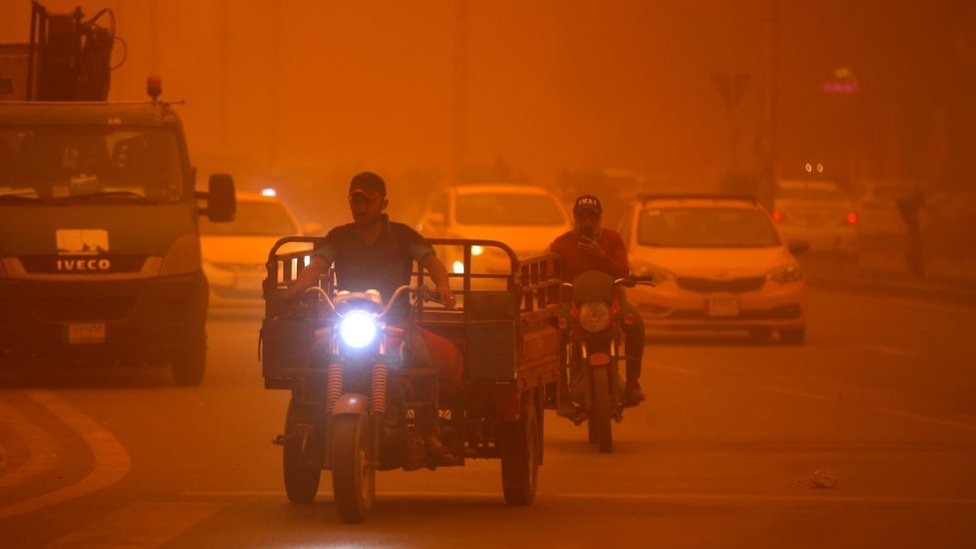 vozila u koloni tokom peščane oluje u Bagdadu