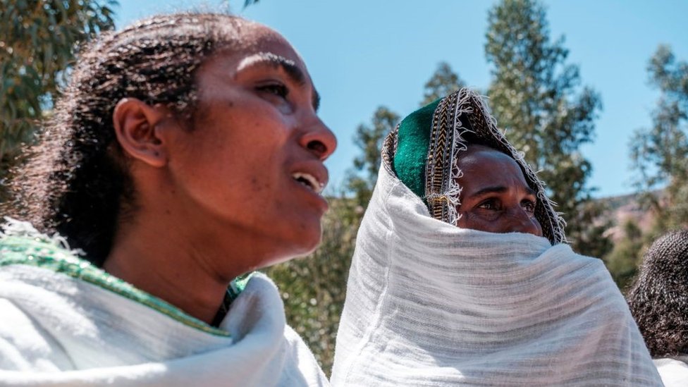 نساء يبكين ضحايا مجزرة ارتكبها جنود إريتريون في قرية دينقولات شمال ميكيلي عاصمة تيغراي في 26 فبراير 2021