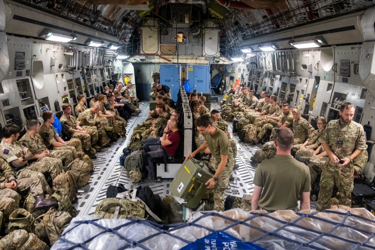 Afganistan'a doğru yola çıkan İngiliz askerleri