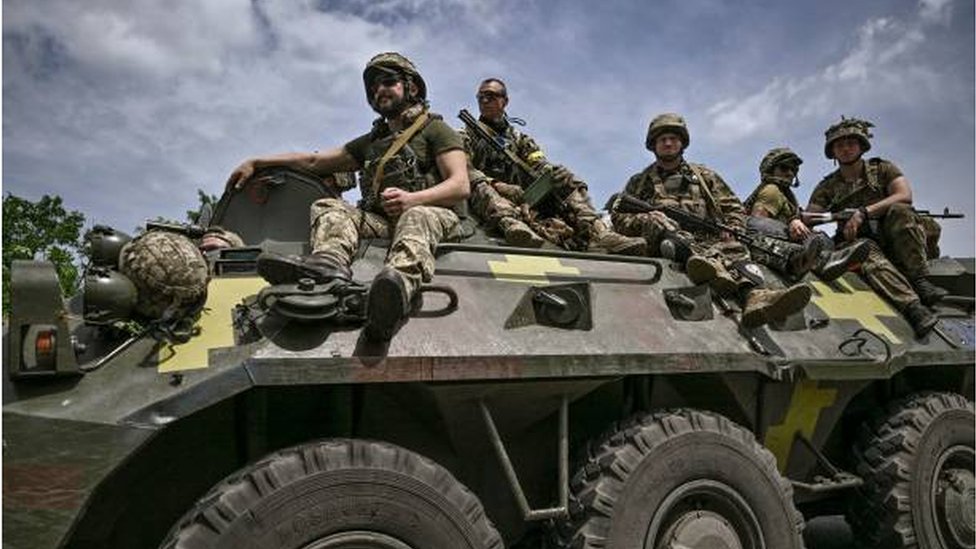 جنود أوكرانيون عائدون من منطقة القتال في إقليم دونباس