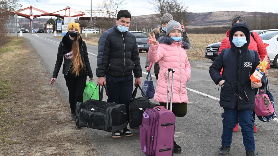 Família de refugiados na fronteira com a Hungria