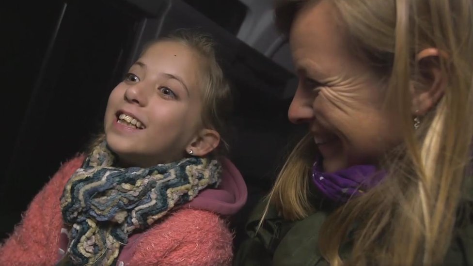 Lucy estaba feliz de haber visto por primera vez un zorro. Lucy Groves con la periodista y zoóloga Miranda Krestovnikoff.