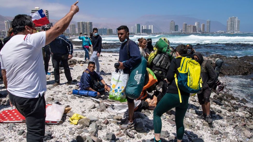 Tras huir de los manifestantes, varios migrantes se trasladaron a la playa.