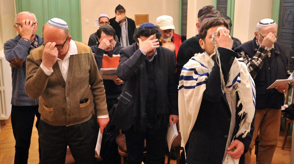 Judíos de Sarajevo rezando.