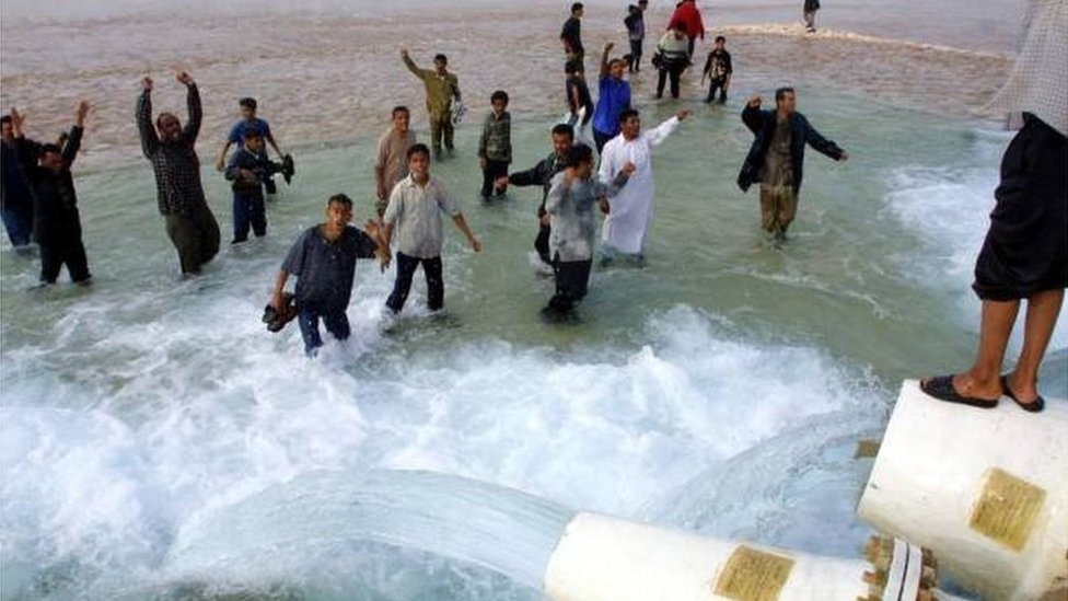 أعجوبة العالم الثامنة "النهر الصناعي الليبي العظيم" المهدد بالتخريب 5 ليبيون يحتفلون بتدفق مياه النهر الصناعي العظيم في عام 2002 (صورة أرشيفية)