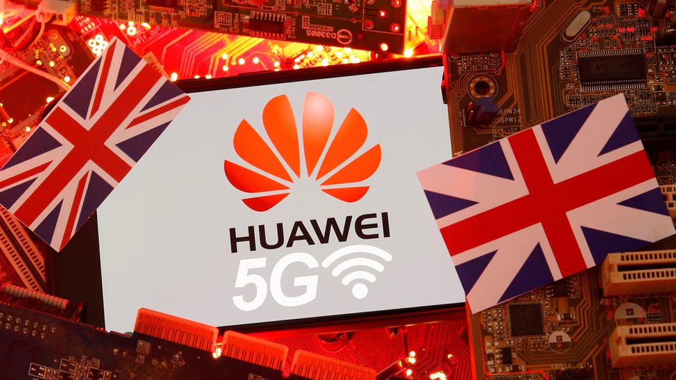Флаг союза и логотип Huawei на материнской плате ПК